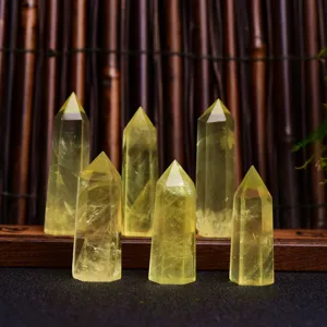 Détail de colonne de pointe de cristal de citrine naturelle décor de tour de quartz polie.