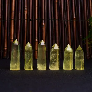 Colonnes hexagonales de cristal jaune naturel à pointe unique, superbe décor en quartz poli.