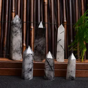 Détail de baguette en cristal de quartz rutilé noir naturel, décor prisme hexagonal.