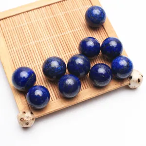 Natuurlijke lapis lazuli bol edelsteen kristal bal voor huisdecoratie en helende meditatie display.