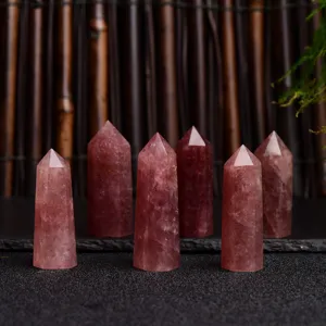 Vue detaillee de six tours en cristal de quartz fraise rouge, prismes hexagonaux a pointe.