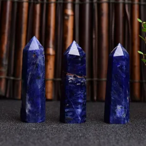 Pilier de guérison en cristal de sodalite naturelle obelisque de pierre precieuse pour bureau.