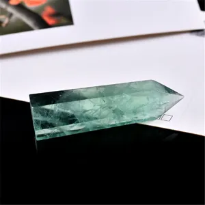 Naturgrüner Fluorit Kristallstab polierter hexagonaler Spitzendekor Mineralstein.