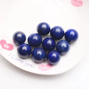 Gedetailleerd overzicht van natuurlijke lapis lazuli stenen bollen met diepblauwe kleur en goud.