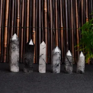 Gros plan de pointes de cristal de quartz tourmaline noir naturel rangées sur table.