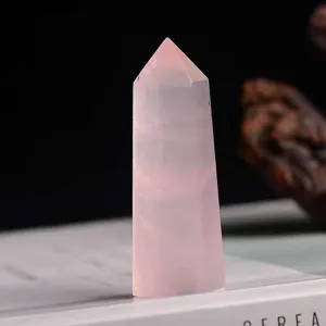 Primo piano dettagliato sulla punta di torre in cristallo di quarzo rosa naturale.