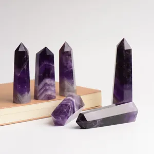 Amethyst Kristall Turm natuerlicher lila Quarz Punkt Edelstein polierter Heilungsstab Detail