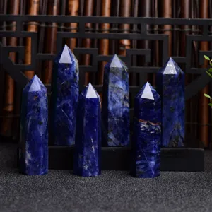 Detail d'une colonne de cristal de sodalite bleue polie montrant sa texture minerale naturelle