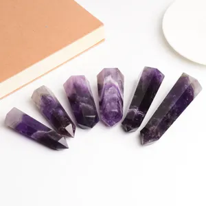 Detailaufnahme von natürlichem Amethyst Kristallpunkt, polierter sechseckiger Stab.
