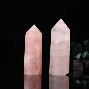 Dettaglio colonna in cristallo di quarzo rosa lucido, sfaccettature e texture naturale.