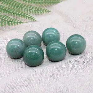 Primo piano dettagliato di sfere di cristallo di avventurina verde naturale liscia per arredo.