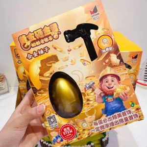 Creative golden egg smashing toy gift box with alloy hammer and surprise jewelry for kids.