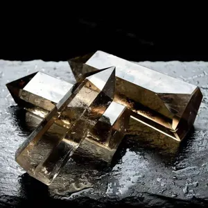 Gros plan détaillé de piliers en cristal de quartz fumé naturel polis sur ardoise humide.