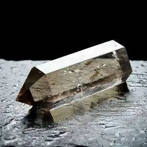 Détail de pointe de cristal de quartz fumé naturel, spécimen de pierre précieuse polie