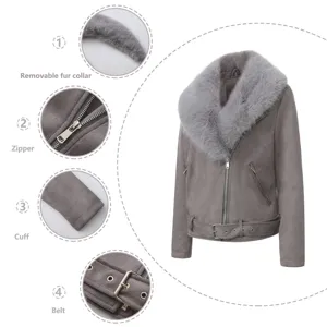 Detalles en primer plano de chaqueta de moto de ante gris para mujer con cuello de pelo sintético.