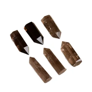 Ensemble de pointes de cristal de quartz fumé naturel, prismes hexagonaux énergétiques.