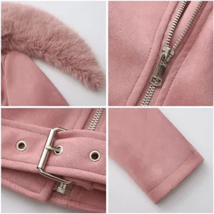 Detalle de chaqueta de ante rosa con cuello de pelo suave, cremallera metálica y hebilla.