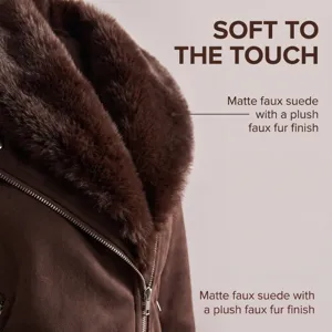 Detalle de chaqueta de ante sintético marrón con cuello de pelo afelpado y tacto suave.