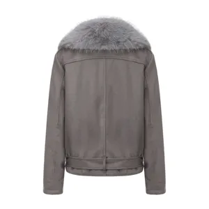 Vista trasera de una chaqueta de ante gris con cuello de pelo sintético y cinturón.