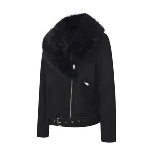 Vista detallada de la chaqueta de moto de ante sintético negro para mujer con cuello de pelo.