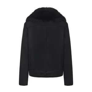 Vista detallada de una elegante chaqueta de invierno negra para mujer con cuello de pelo.