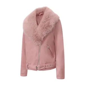 Detalle en primer plano de la elegante chaqueta de ante rosa con cuello de pelo y cremallera.
