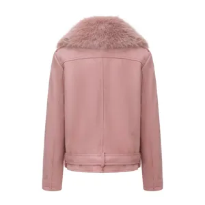 Chaqueta de invierno rosa para mujer de ante sintético con cuello de pelo, vista trasera.