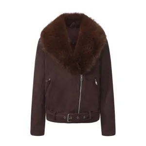 Detalle de chaqueta de invierno de ante marrón con cuello de pelo sintético, cinturón y cremallera.