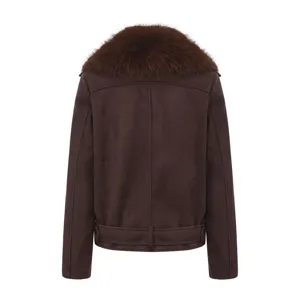 Chaqueta de ante marrón para mujer con cuello de pelo mullido vista trasera detalle chic.