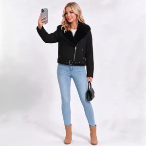 Vista de detalle de una chaqueta de invierno casual para mujer con cuello de pelo sintético.