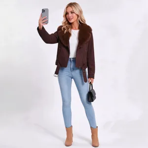 Vista detallada del conjunto de chaqueta de invierno marrón para mujer con cuello de pelo.