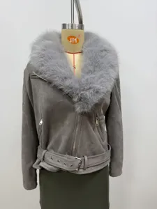 Chaqueta de ante gris de invierno con cuello de pelo sintético, cinturón y cremalleras.