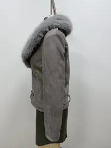 Chaqueta de invierno elegante para mujer en ante gris con cuello de pelo sintético.