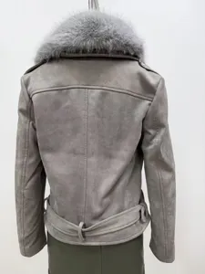 Vista trasera detallada de chaqueta de ante sintético gris con cuello de pelo sintético.