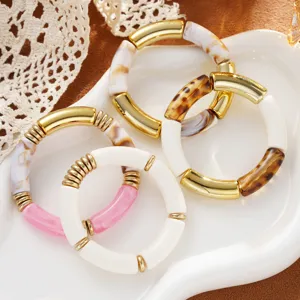 Vue détaillée de l'ensemble de bracelets élastiques en acrylique et métal élégants.