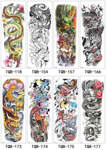 Visualizzazione dettagliata di grandi fogli di adesivi per tatuaggi temporanei impermeabili.