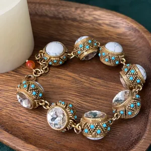 Vintage hofstijl armband met stenen inleg, goudkleurig metaal met witte kralen voor dames.