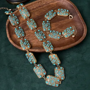 Detail en close-up van vintage turquoise geometrische rechthoekige schakelarmband ketting