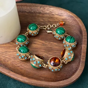 Vintage paleis stijl multi-edelsteen inleg armband voor vrouwen, niche luxe design sieraden.