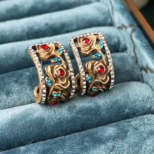 Vintage 3D Relief Rosen Ohrringe Gold Ton Rot Blau Kristall Luxus elegante Schmuck