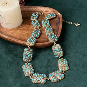 Vintage turquoise geometrische hanger ketting detailopname met prachtige metaaltextuur.