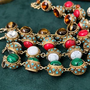 Retro paleis stijl multi-edelsteen armband, vintage goudkleurige sieraden met kleurrijke stenen.