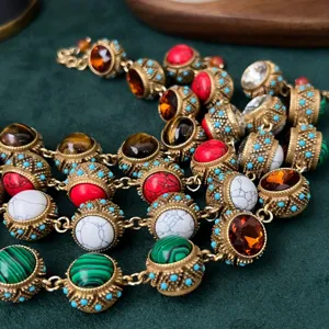 Vintage hofstijl multi-edelsteen armband detail met prachtig vakmanschap en stenen.