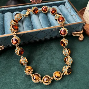 Collana di pietre preziose stile palazzo vintage con agata rossa, occhio di tigre e turchese.