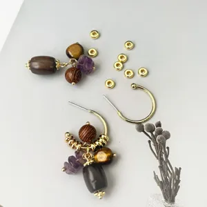 Vintage oorbellen met tijgeroog amethist en houten kralen gouden metalen accenten
