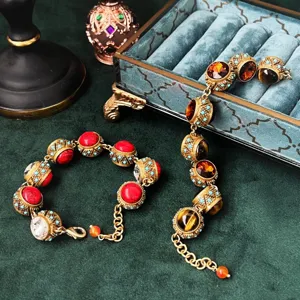 Vintage paleisstijl armband met meerdere kleurrijke edelstenen, tijgeroog en kristal.