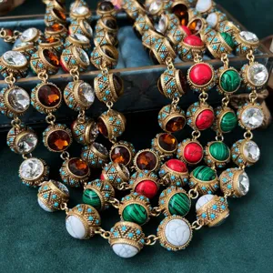 Collana multistrato in stile corte vintage con pietre preziose colorate e dettagli.
