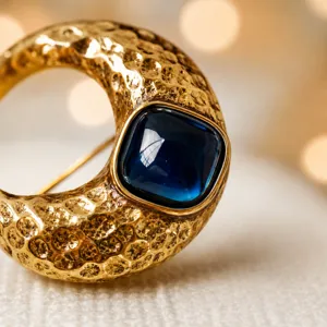 Retro gehamerde maan broche met blauwe hars steen, elegante vintage pak kleding speld.