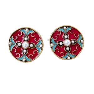 Vintage hofstijl geëmailleerde ronde oorbellen met parels voor vrouwen elegant.