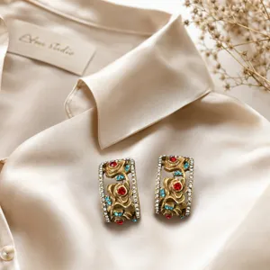 Vintage 3D gepraegte Rosen Ohrringe mit bunten Straestones und goldenem Finish.